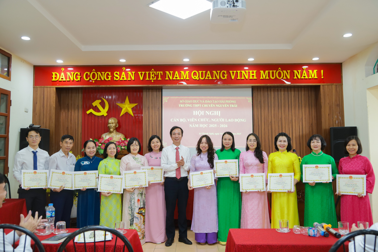Hội nghị cán bộ, viên chức và người lao động trường THPT Chuyên Nguyễn Trãi năm học 2025–2026: Kỷ cương – Đoàn kết – Sáng tạo – Phát triển